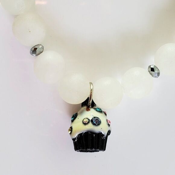 Natural White Quartz Stone Beaded Stretch Gemstone Bracelet w/Cupcake Charm NEW - Picture 12 of 14